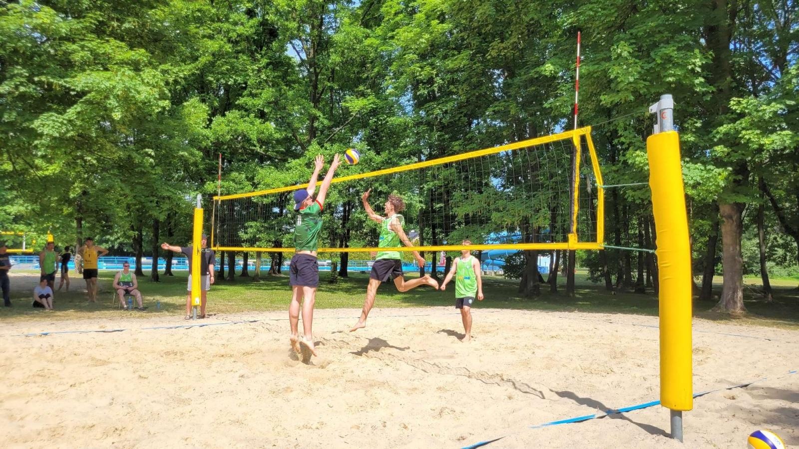 Zdjęcie w galerii na portalu naszraciborz.pl: Siatkówka plażowa. II LO i Mechanik z awansem wiadomości z regionu