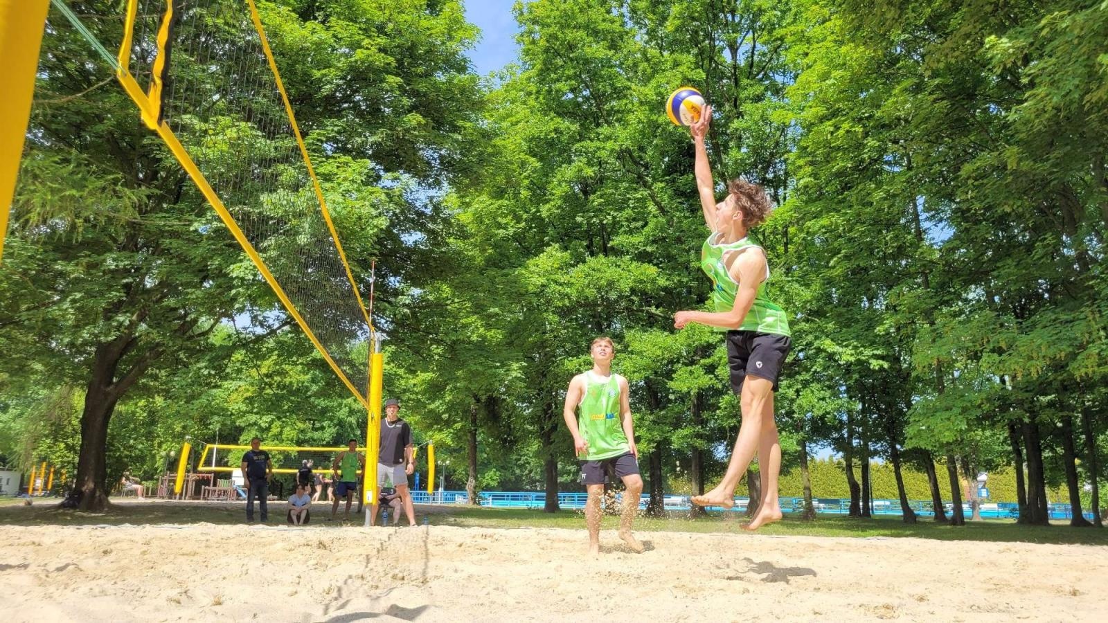 Zdjęcie w galerii na portalu naszraciborz.pl: Siatkówka plażowa. II LO i Mechanik z awansem wiadomości z regionu