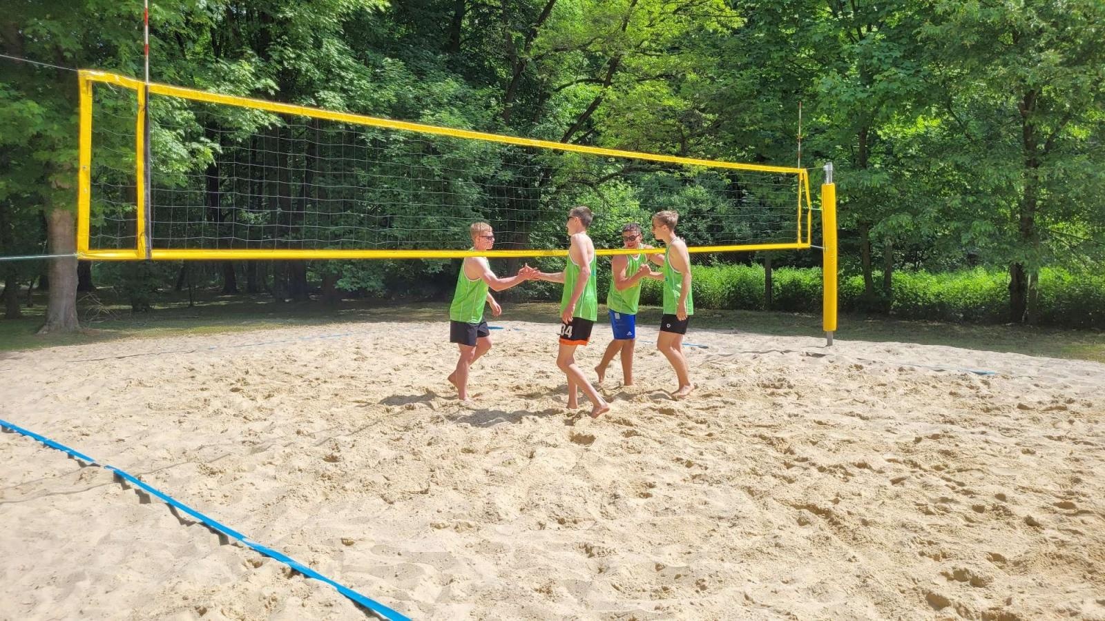 Zdjęcie w galerii na portalu naszraciborz.pl: Siatkówka plażowa. II LO i Mechanik z awansem wiadomości z regionu