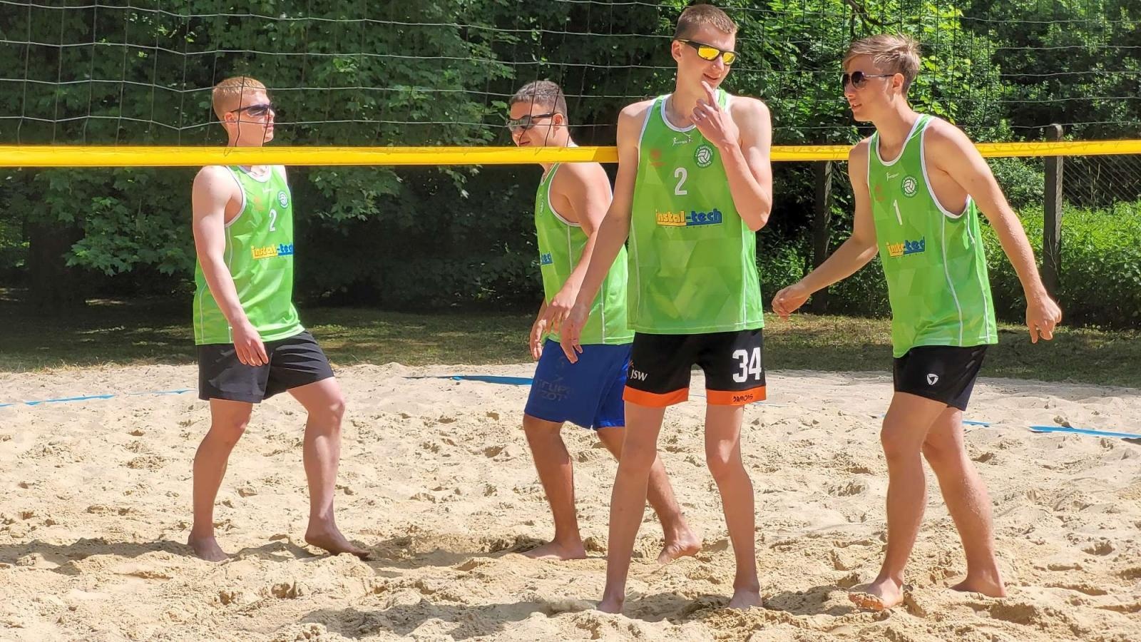 Zdjęcie w galerii na portalu naszraciborz.pl: Siatkówka plażowa. II LO i Mechanik z awansem wiadomości z regionu