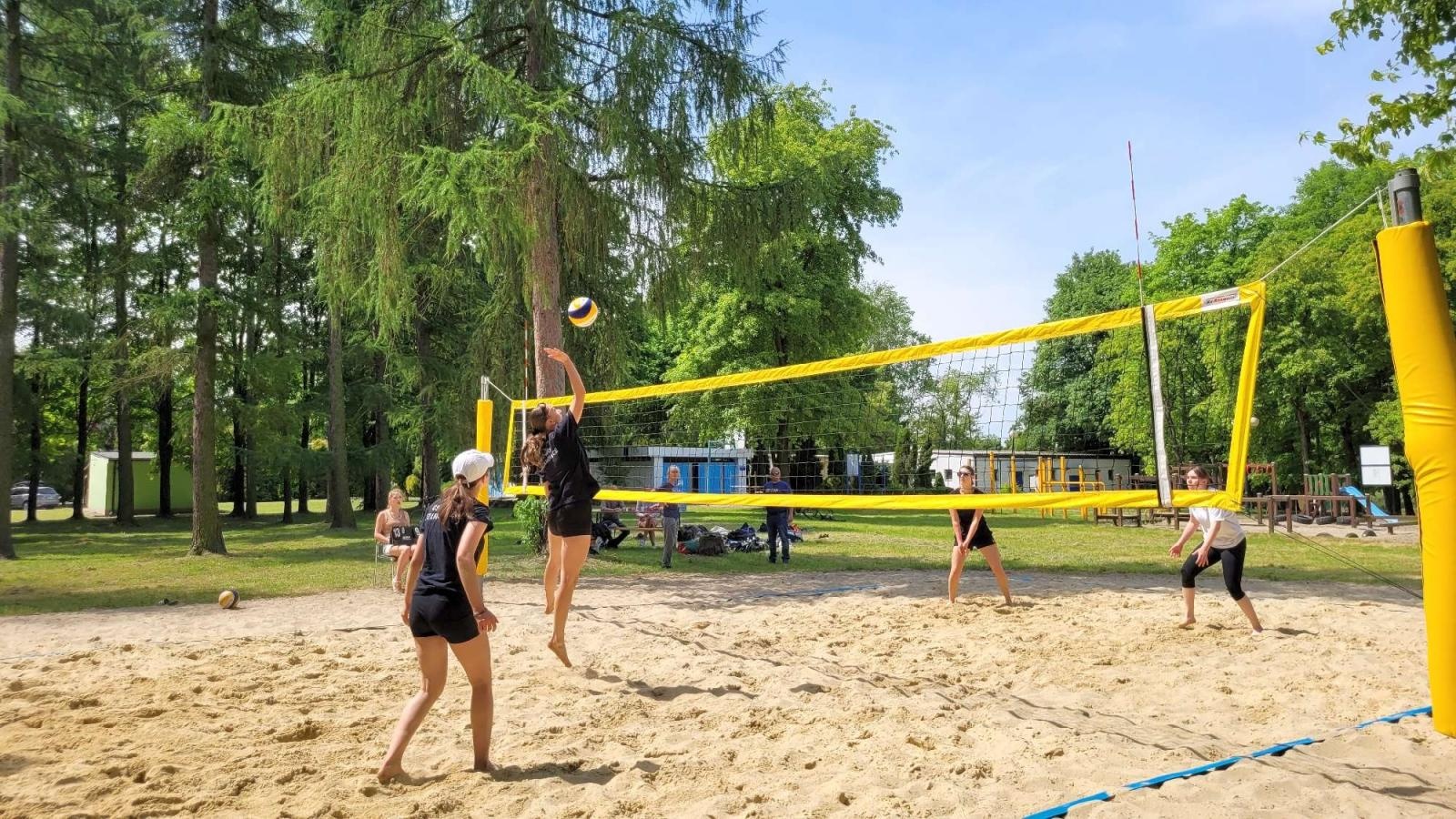 Zdjęcie w galerii na portalu naszraciborz.pl: Siatkówka plażowa. II LO i Mechanik z awansem wiadomości z regionu