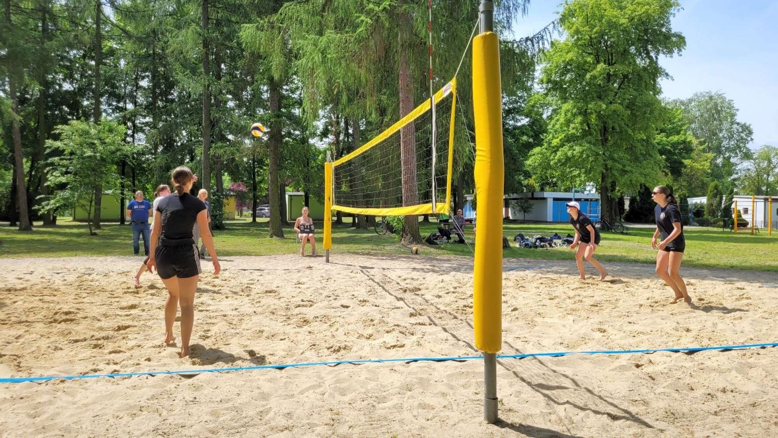 Zdjęcie w galerii na portalu naszraciborz.pl: Siatkówka plażowa. II LO i Mechanik z awansem wiadomości z regionu