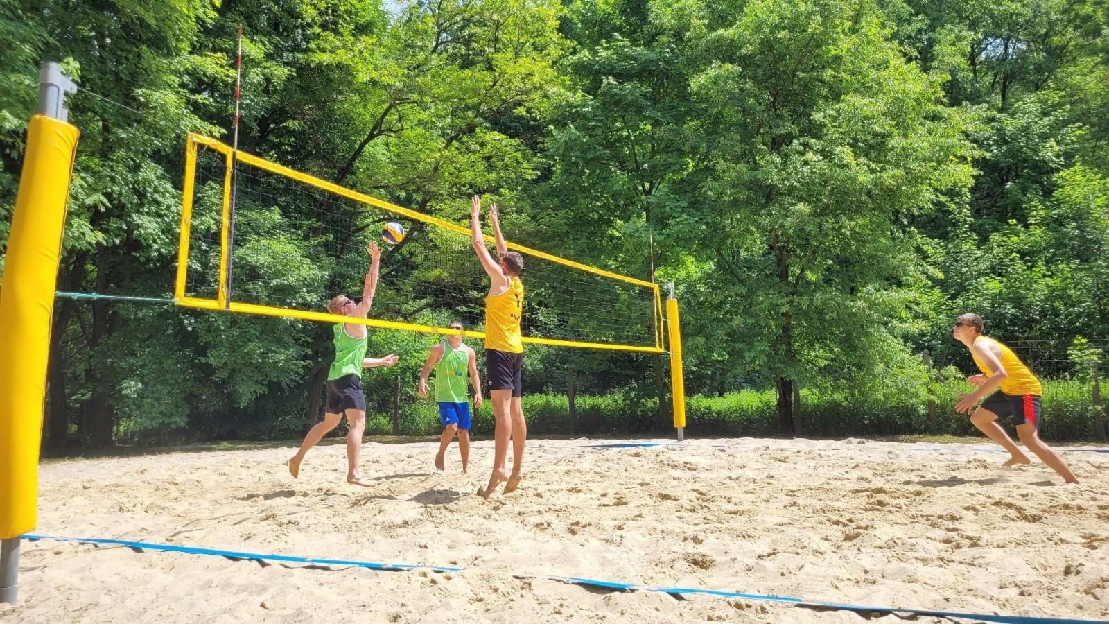 Zdjęcie w galerii na portalu naszraciborz.pl: Siatkówka plażowa. II LO i Mechanik z awansem wiadomości z regionu