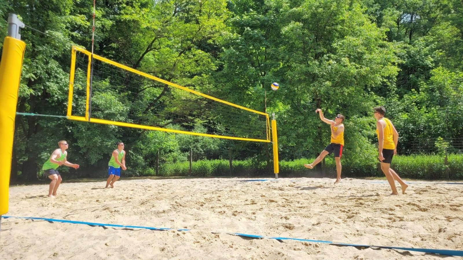 Zdjęcie w galerii na portalu naszraciborz.pl: Siatkówka plażowa. II LO i Mechanik z awansem wiadomości z regionu