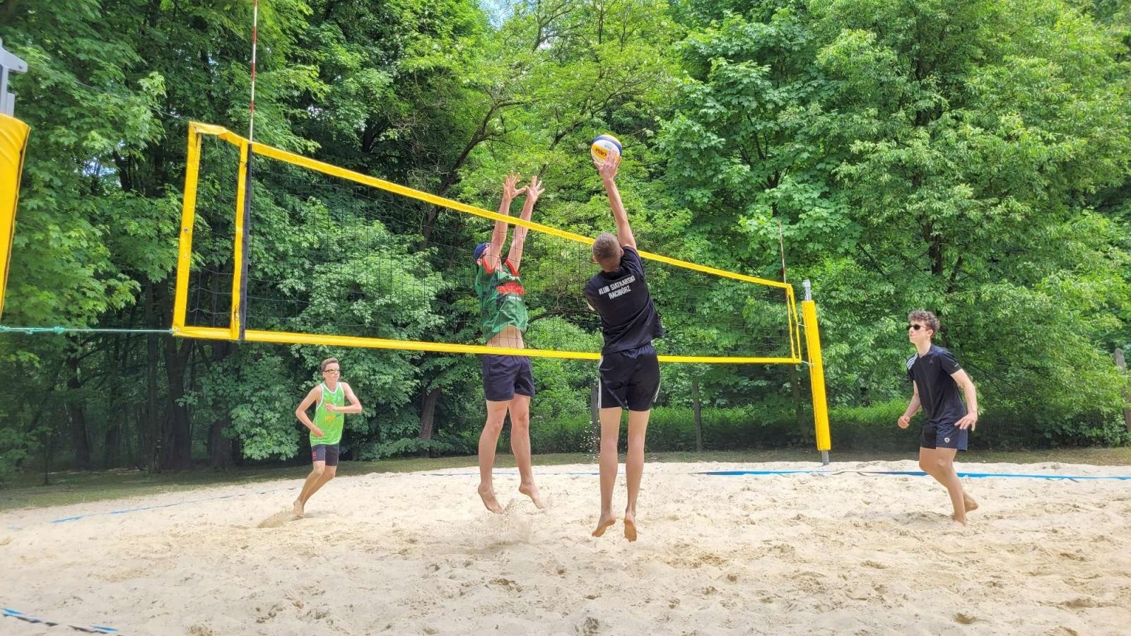 Zdjęcie w galerii na portalu naszraciborz.pl: Siatkówka plażowa. II LO i Mechanik z awansem wiadomości z regionu