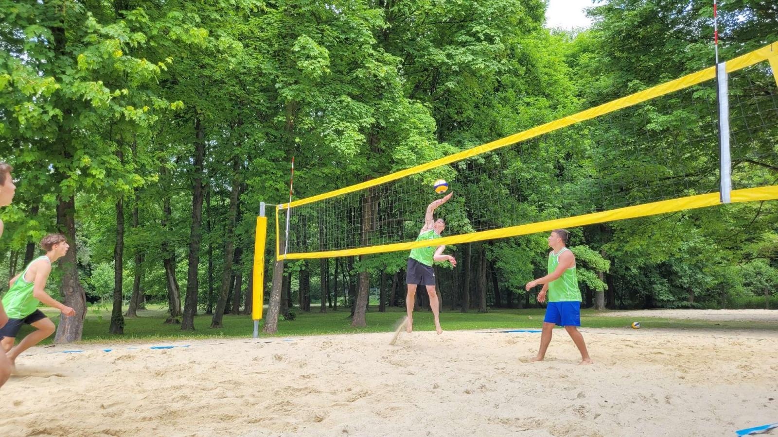 Zdjęcie w galerii na portalu naszraciborz.pl: Siatkówka plażowa. II LO i Mechanik z awansem wiadomości z regionu