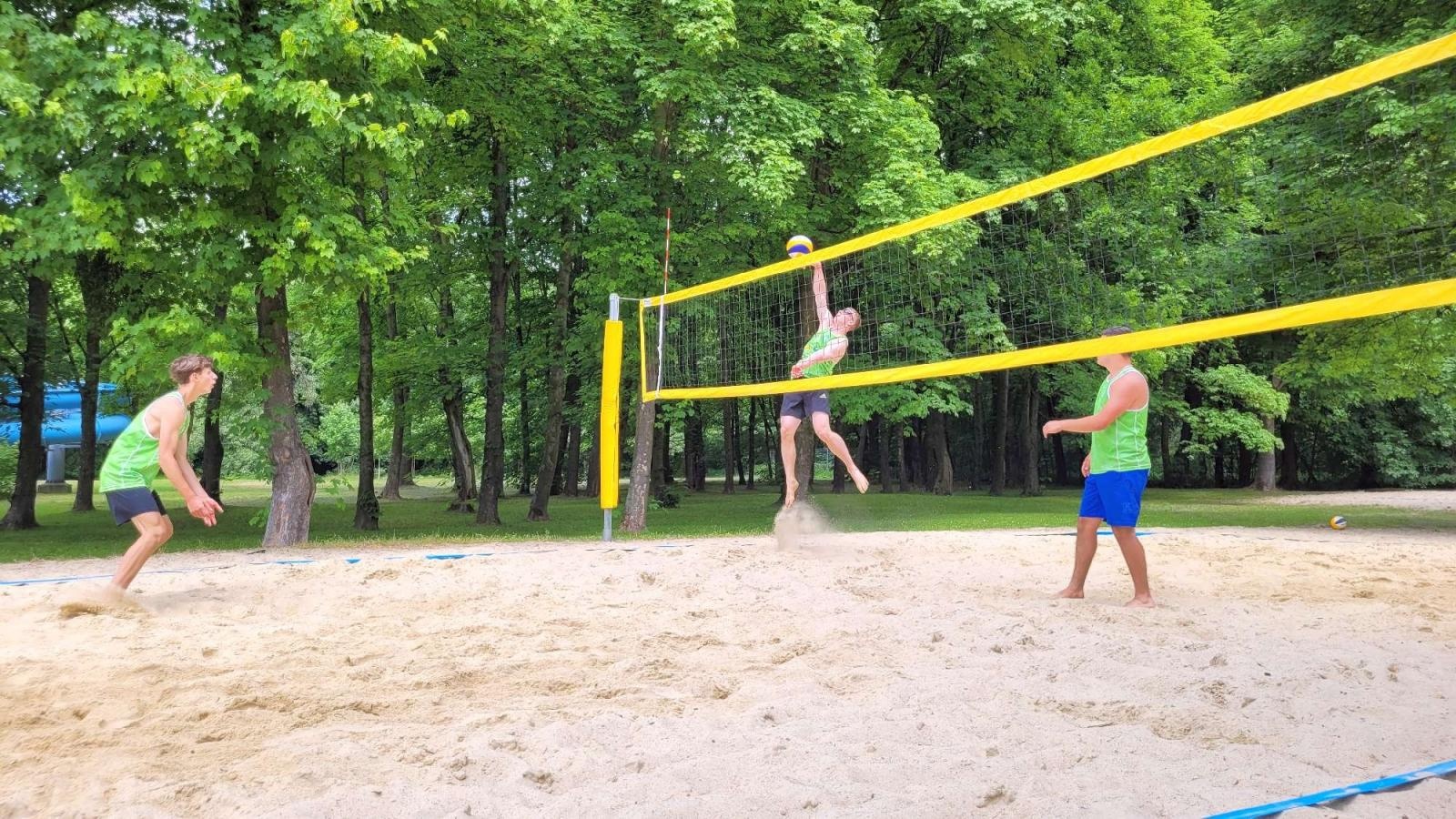 Zdjęcie w galerii na portalu naszraciborz.pl: Siatkówka plażowa. II LO i Mechanik z awansem wiadomości z regionu