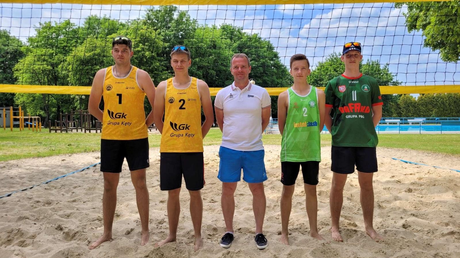 Zdjęcie w galerii na portalu naszraciborz.pl: Siatkówka plażowa. II LO i Mechanik z awansem wiadomości z regionu