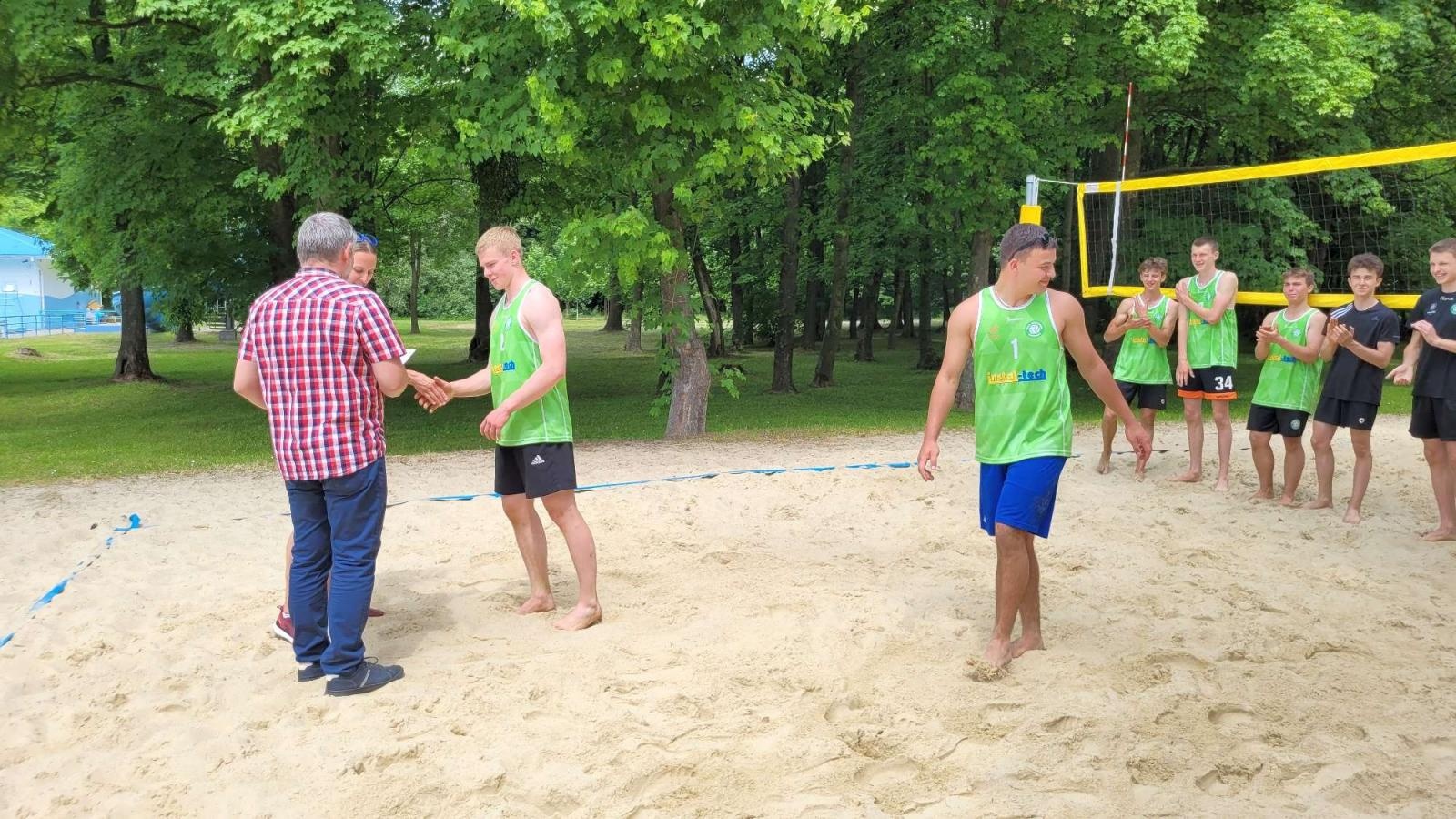 Zdjęcie w galerii na portalu naszraciborz.pl: Siatkówka plażowa. II LO i Mechanik z awansem wiadomości z regionu
