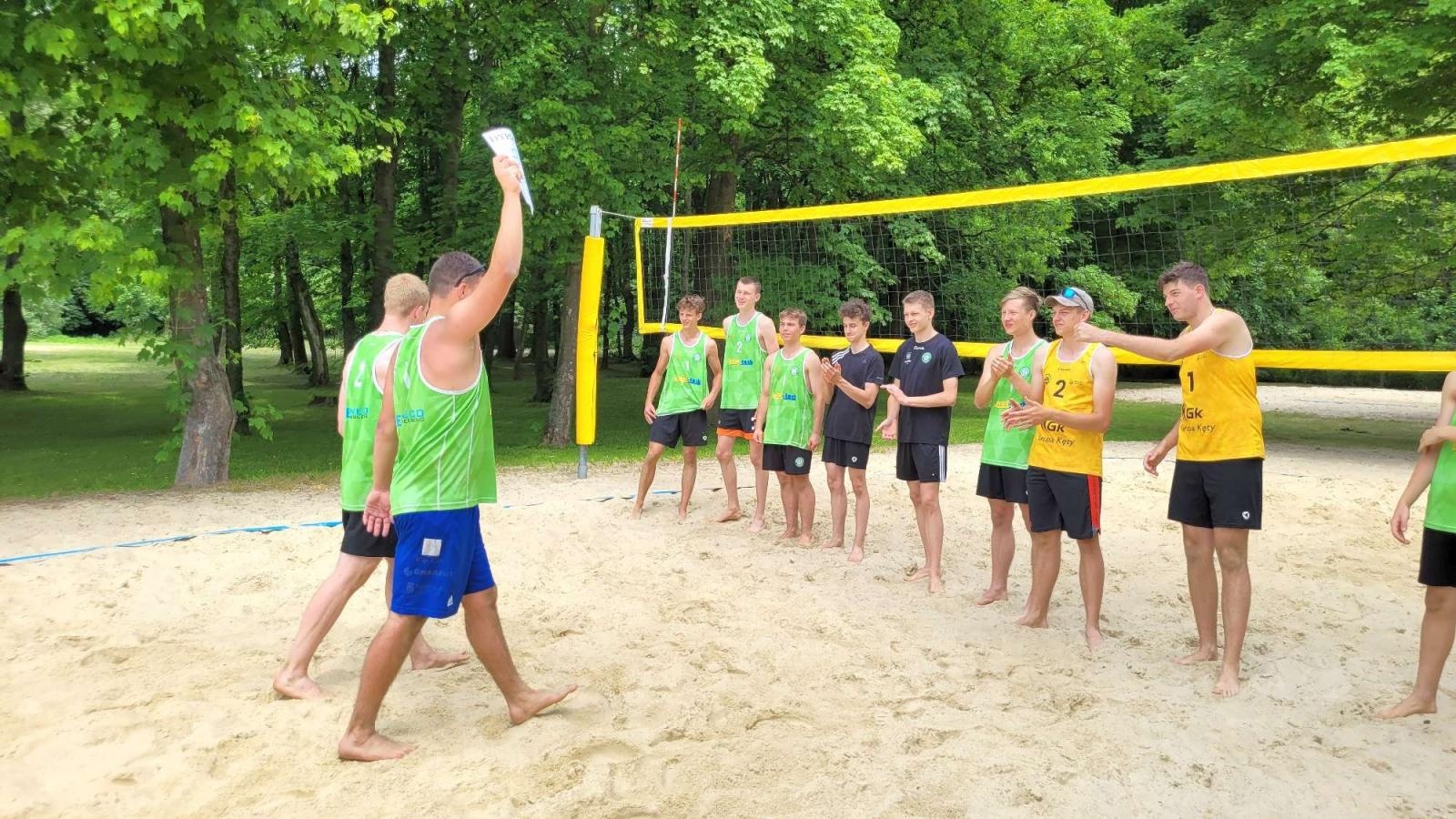 Zdjęcie w galerii na portalu naszraciborz.pl: Siatkówka plażowa. II LO i Mechanik z awansem wiadomości z regionu