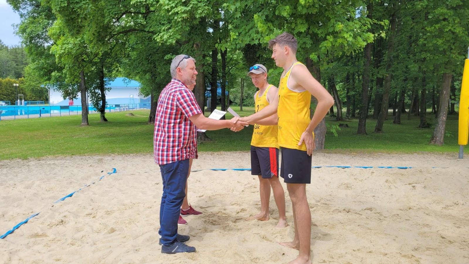 Zdjęcie w galerii na portalu naszraciborz.pl: Siatkówka plażowa. II LO i Mechanik z awansem wiadomości z regionu