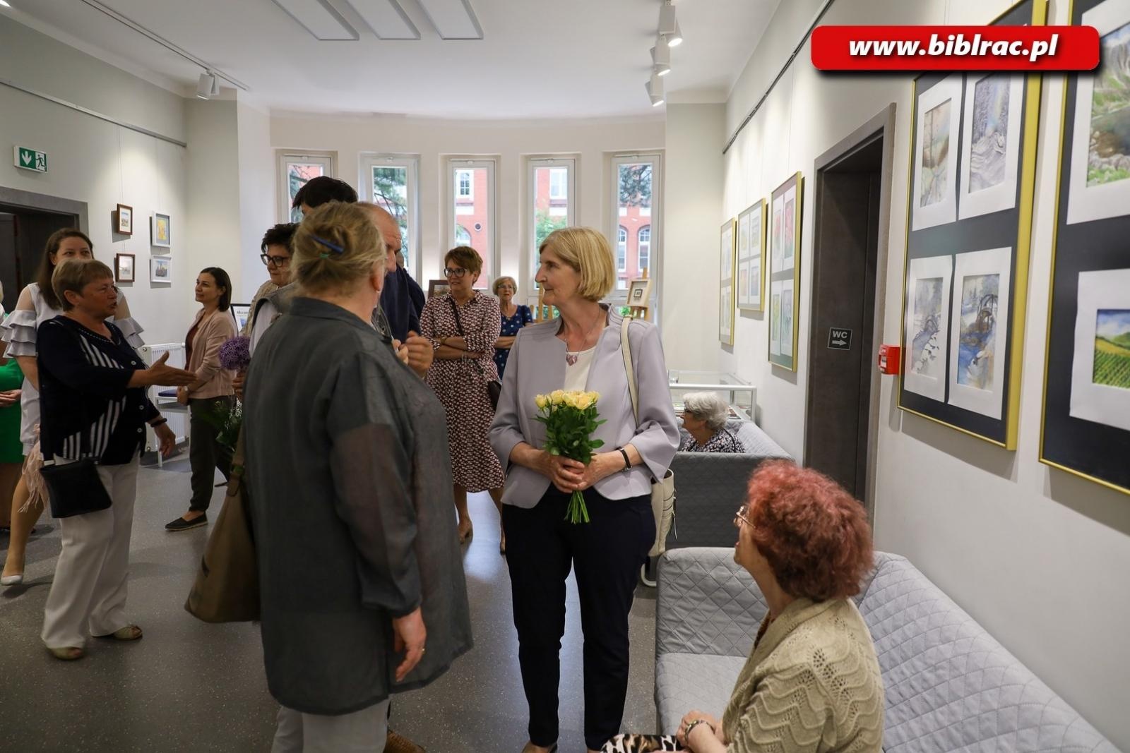 Zdjęcie w galerii na portalu naszraciborz.pl: Wernisaż Bogumiły Nieżychowskiej w bibliotece wiadomości z regionu