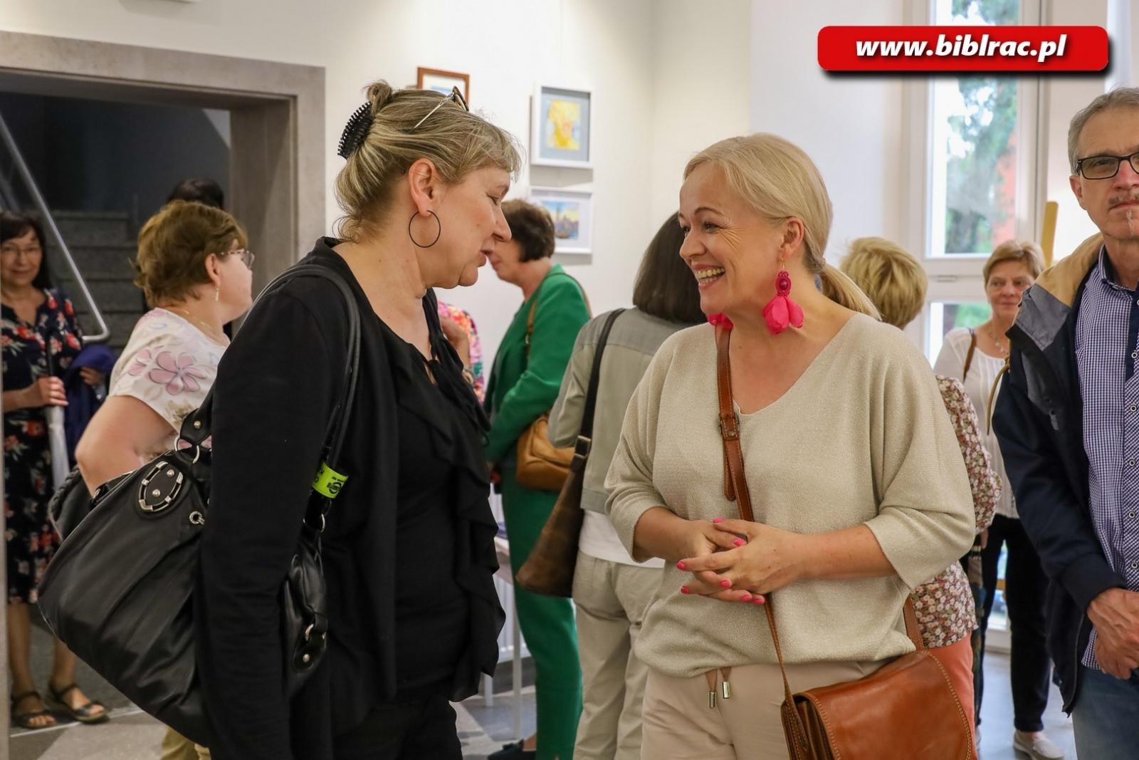 Zdjęcie w galerii na portalu naszraciborz.pl: Wernisaż Bogumiły Nieżychowskiej w bibliotece wiadomości z regionu