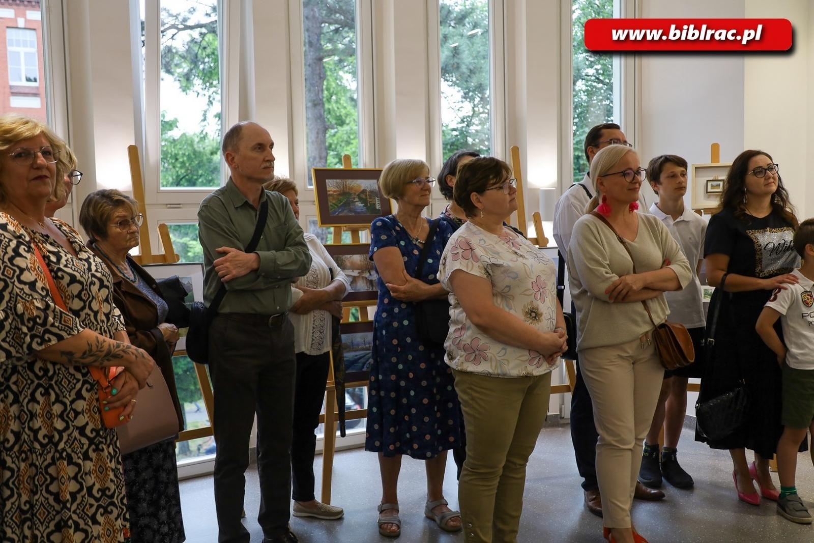 Zdjęcie w galerii na portalu naszraciborz.pl: Wernisaż Bogumiły Nieżychowskiej w bibliotece wiadomości z regionu