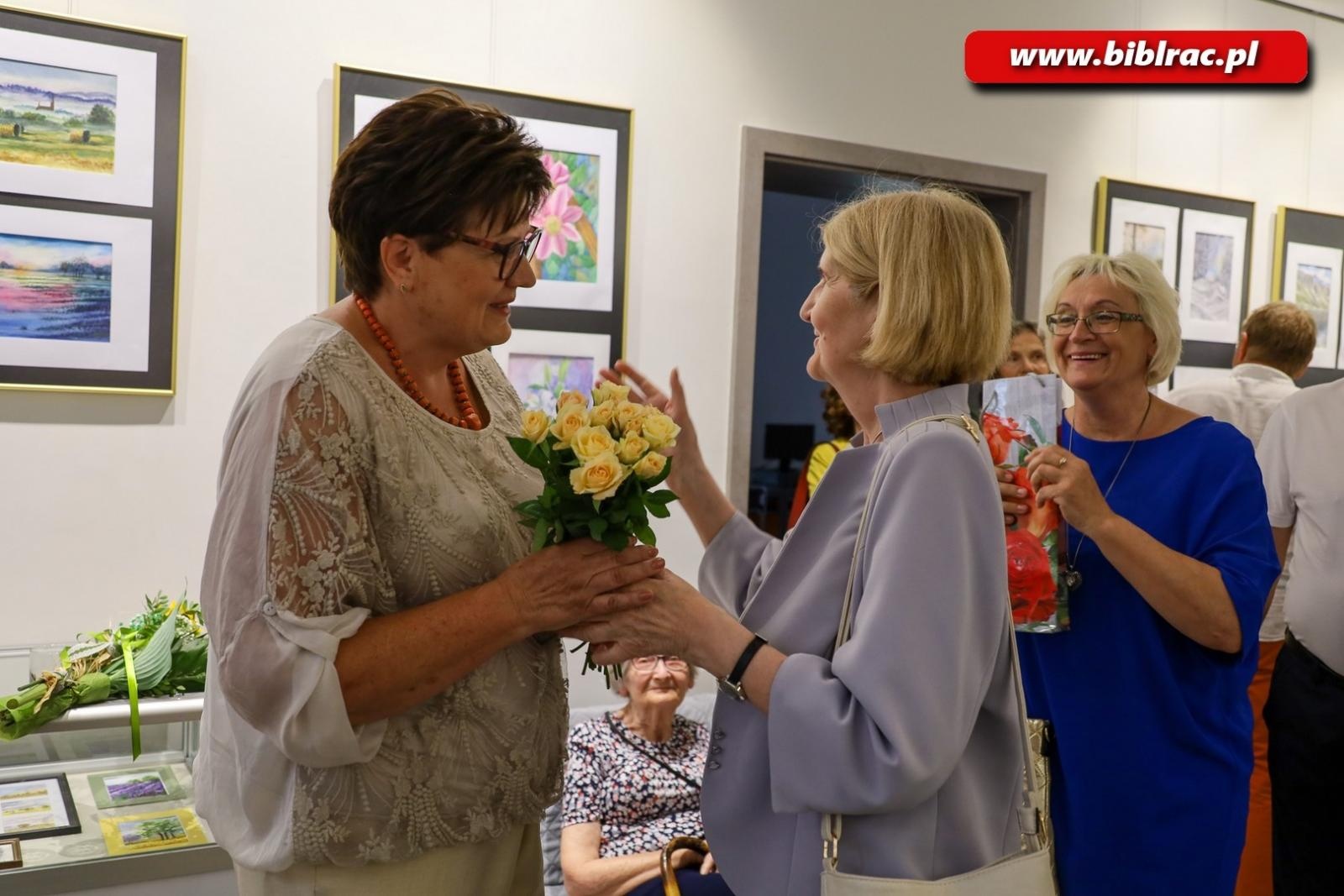 Zdjęcie w galerii na portalu naszraciborz.pl: Wernisaż Bogumiły Nieżychowskiej w bibliotece wiadomości z regionu