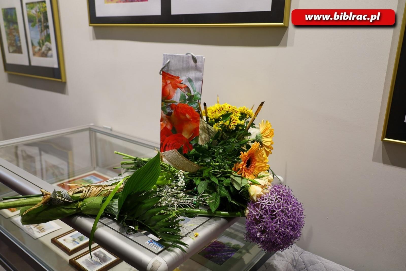 Zdjęcie w galerii na portalu naszraciborz.pl: Wernisaż Bogumiły Nieżychowskiej w bibliotece wiadomości z regionu