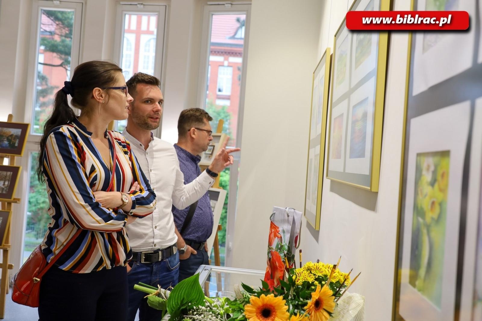 Zdjęcie w galerii na portalu naszraciborz.pl: Wernisaż Bogumiły Nieżychowskiej w bibliotece wiadomości z regionu