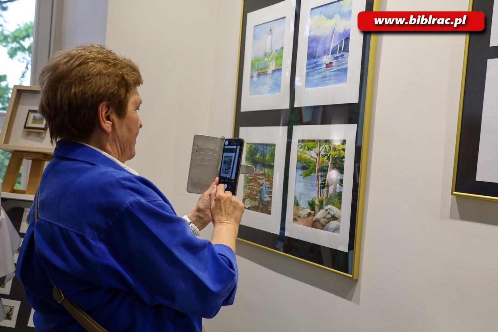 Zdjęcie w galerii na portalu naszraciborz.pl: Wernisaż Bogumiły Nieżychowskiej w bibliotece wiadomości z regionu