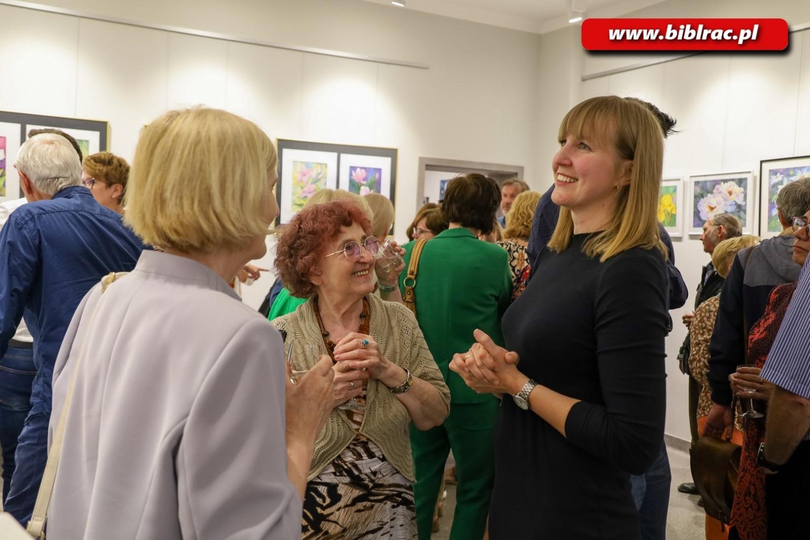 Zdjęcie w galerii na portalu naszraciborz.pl: Wernisaż Bogumiły Nieżychowskiej w bibliotece wiadomości z regionu