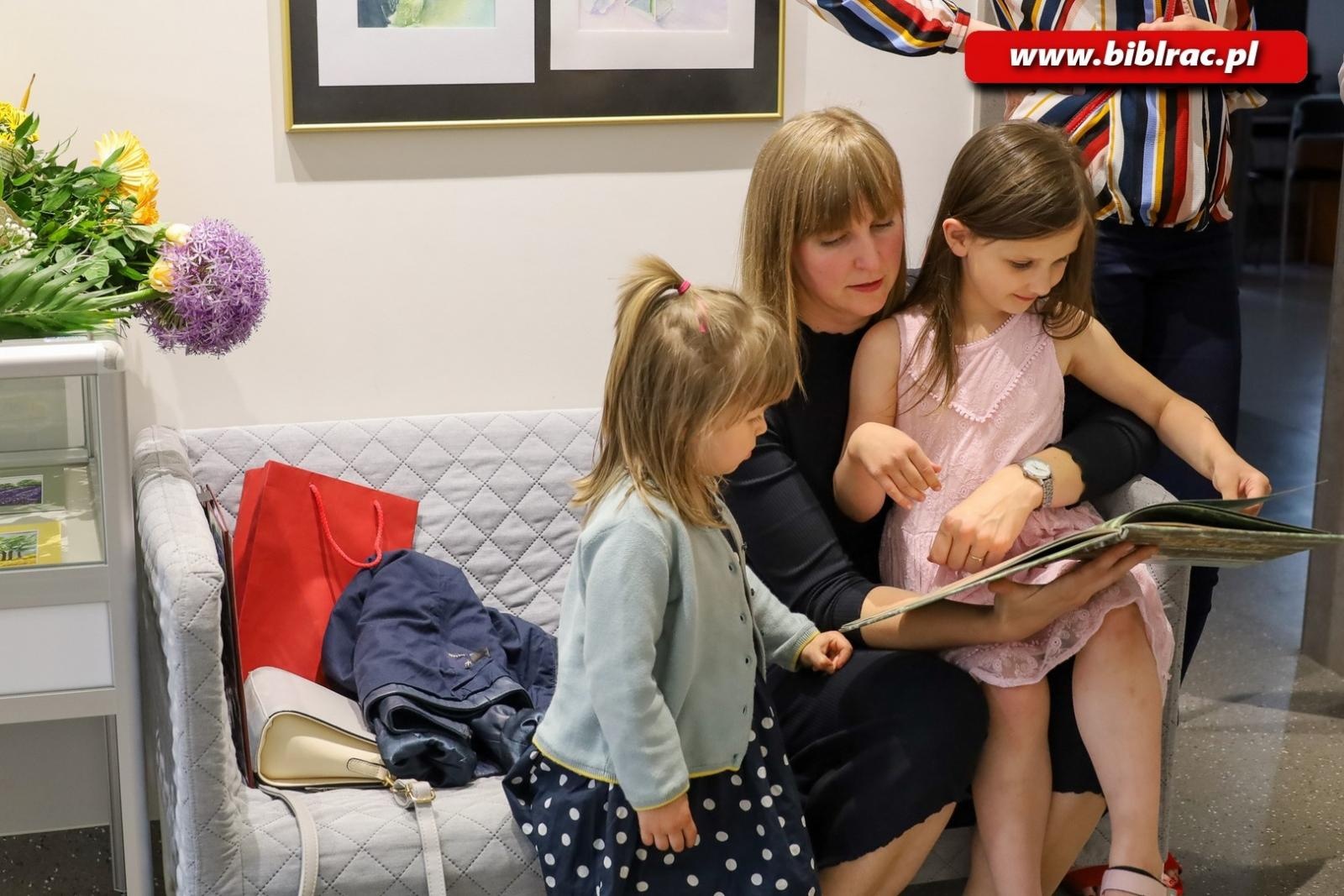 Zdjęcie w galerii na portalu naszraciborz.pl: Wernisaż Bogumiły Nieżychowskiej w bibliotece wiadomości z regionu