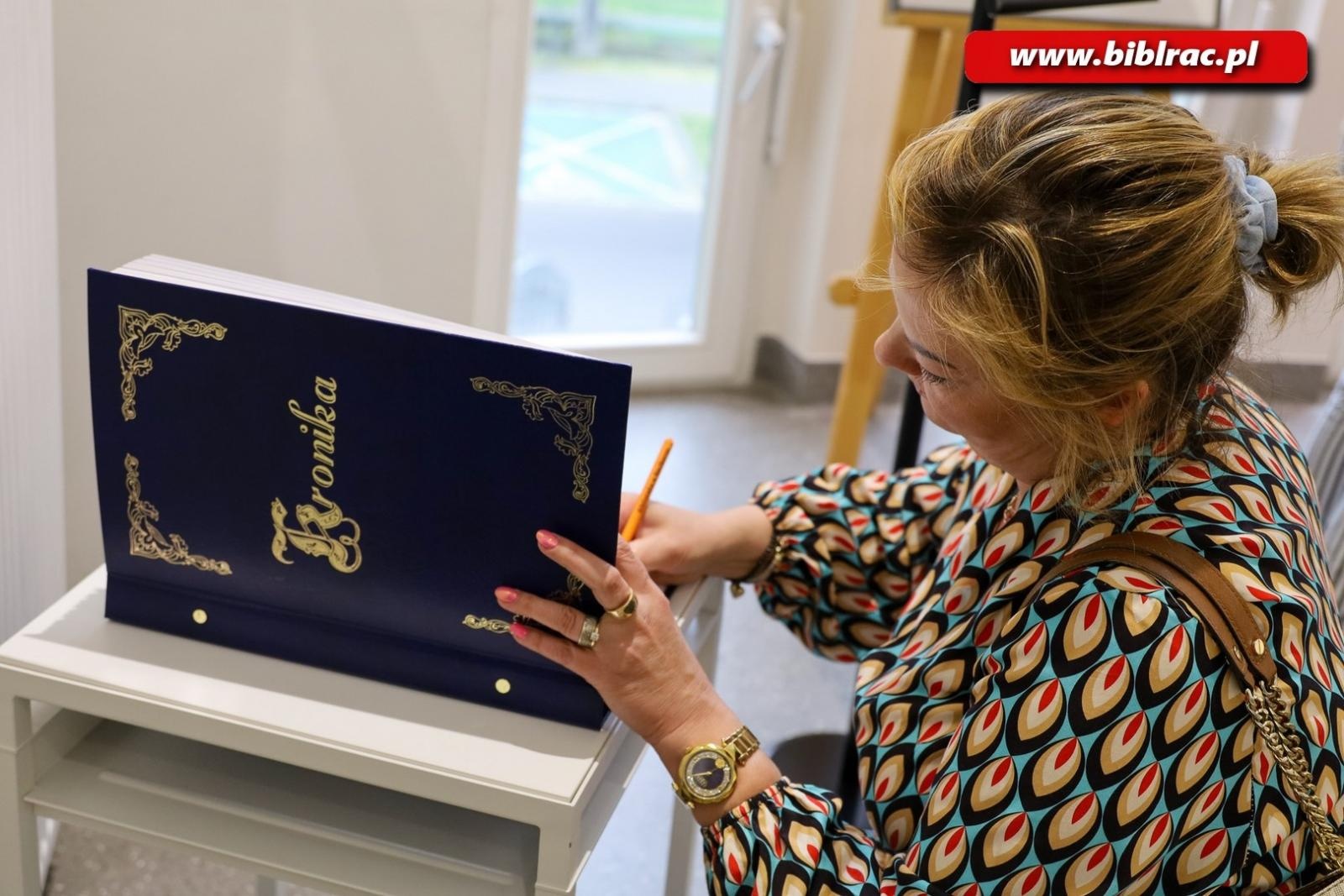 Zdjęcie w galerii na portalu naszraciborz.pl: Wernisaż Bogumiły Nieżychowskiej w bibliotece wiadomości z regionu