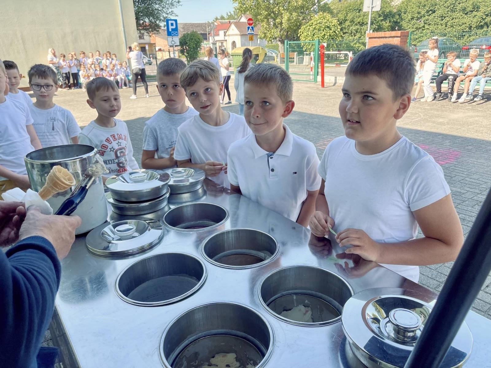 Zdjęcie w galerii na portalu naszraciborz.pl: Dzień Wdzięczności w Szkole Podstawowej w Bieńkowicach wiadomości z regionu