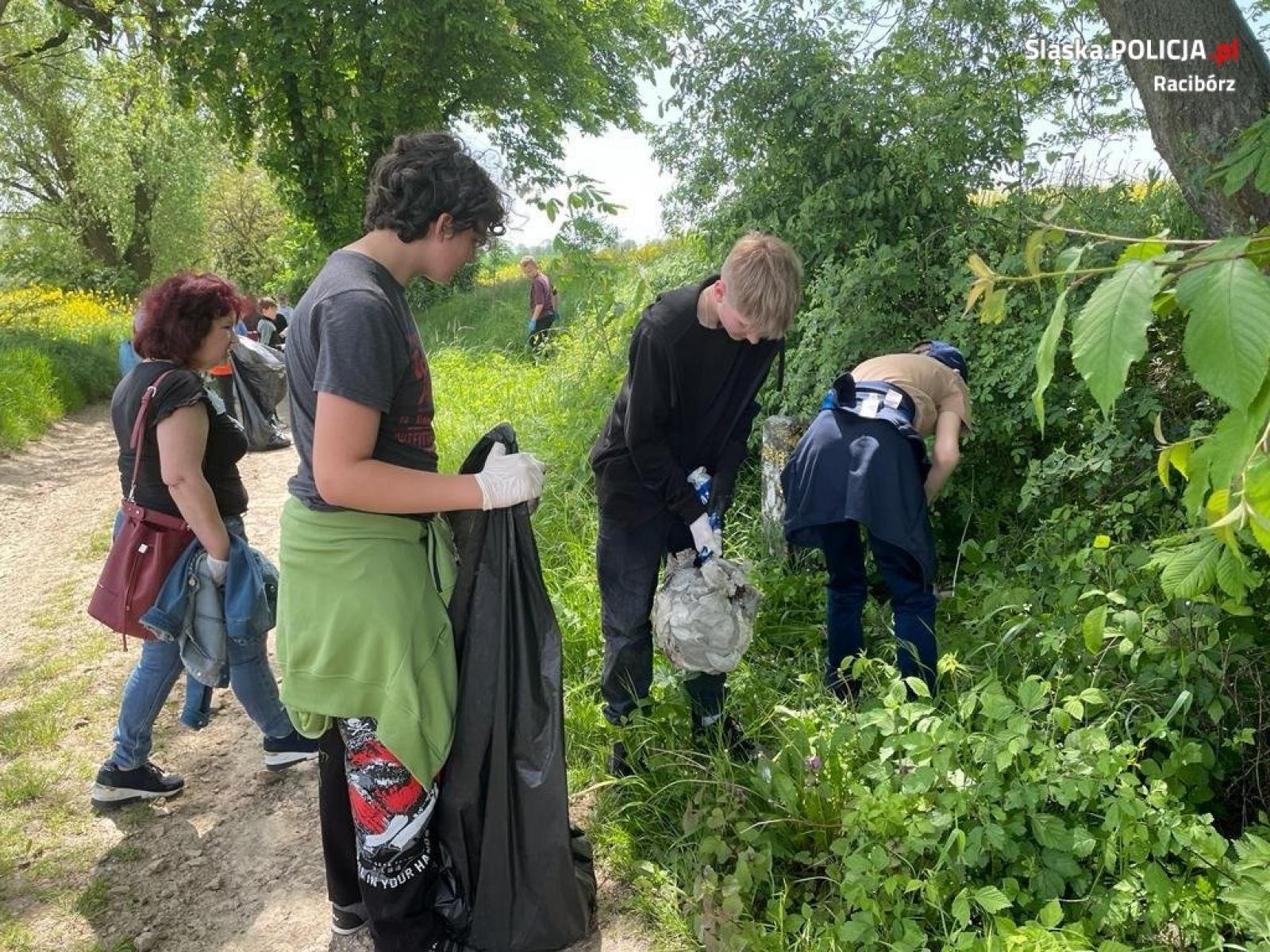 Zdjęcie w galerii na portalu naszraciborz.pl: Dzielnicowy z uczniami sprzątał świat wiadomości z regionu