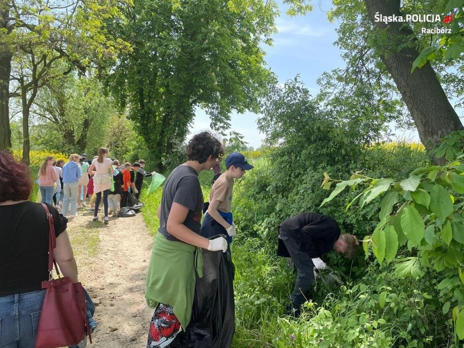 Zdjęcie w galerii na portalu naszraciborz.pl: Dzielnicowy z uczniami sprzątał świat wiadomości z regionu