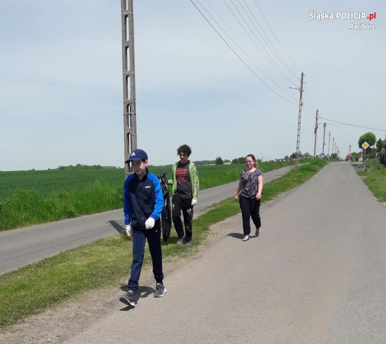 Zdjęcie w galerii na portalu naszraciborz.pl: Dzielnicowy z uczniami sprzątał świat wiadomości z regionu