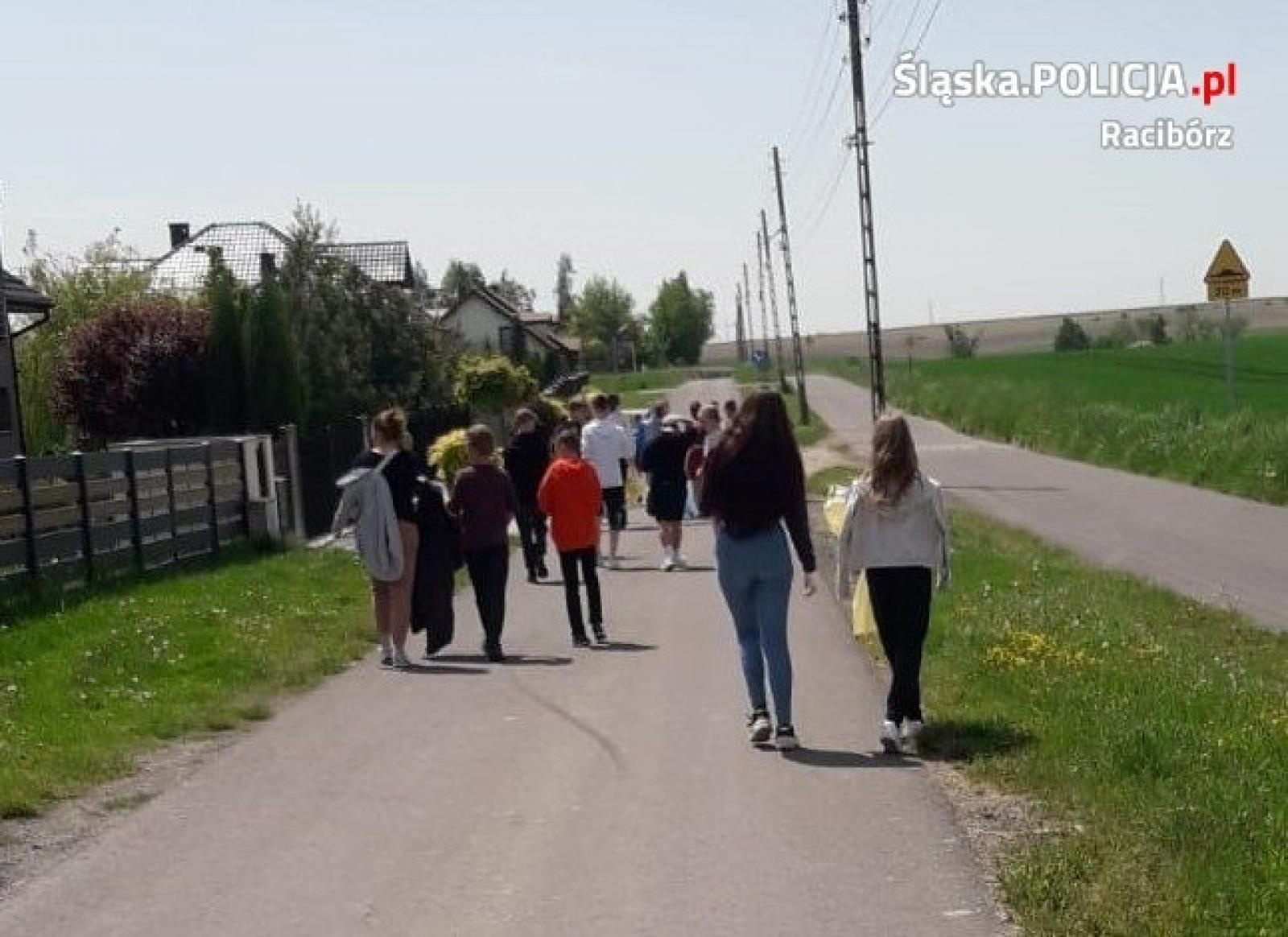 Zdjęcie w galerii na portalu naszraciborz.pl: Dzielnicowy z uczniami sprzątał świat wiadomości z regionu