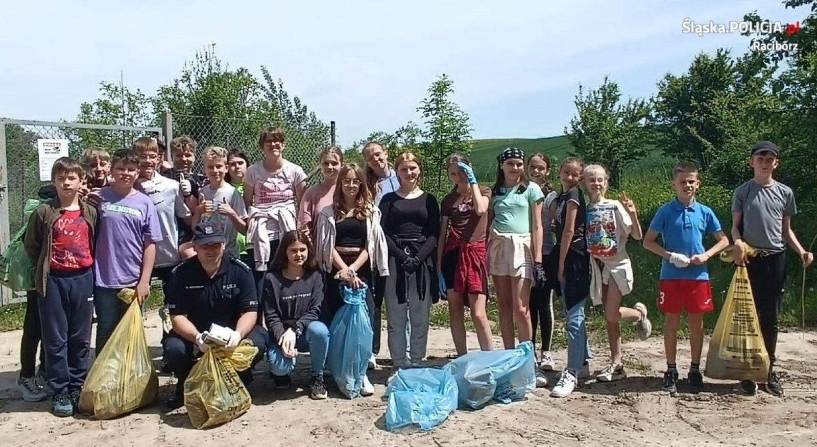 Zdjęcie w galerii na portalu naszraciborz.pl: Dzielnicowy z uczniami sprzątał świat wiadomości z regionu