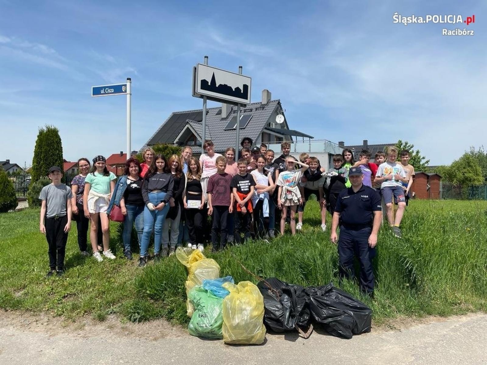 Zdjęcie w galerii na portalu naszraciborz.pl: Dzielnicowy z uczniami sprzątał świat wiadomości z regionu