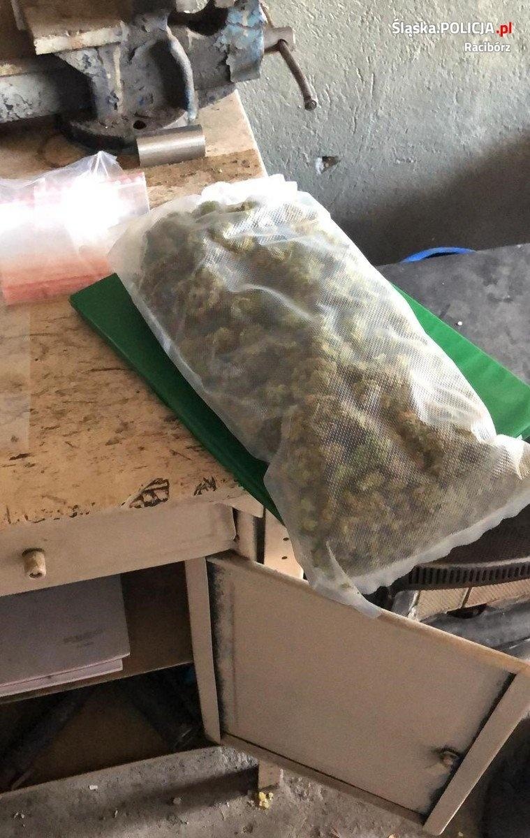 Zdjęcie w galerii na portalu naszraciborz.pl: W garażu na Ocicach ujawniono duże ilości narkotyków wiadomości z regionu
