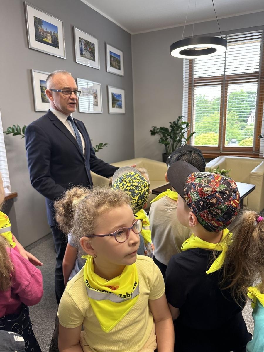 Zdjęcie w galerii na portalu naszraciborz.pl: Przedszkolaki z Zabełkowa z wizytą w Starostwie Powiatowym w Raciborzu wiadomości z regionu