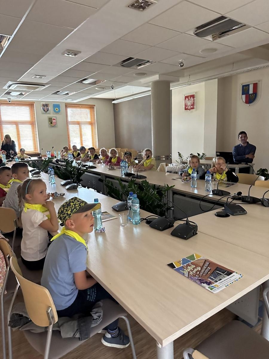 Zdjęcie w galerii na portalu naszraciborz.pl: Przedszkolaki z Zabełkowa z wizytą w Starostwie Powiatowym w Raciborzu wiadomości z regionu