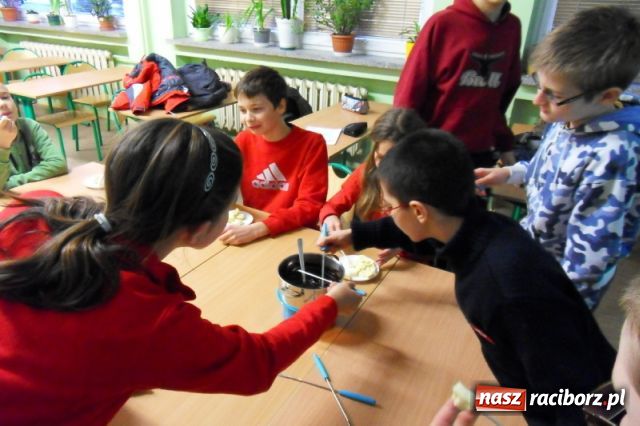 Zdjęcie w galerii na portalu naszraciborz.pl: Banany w czekoladzie, banki słów...  wiadomości z regionu