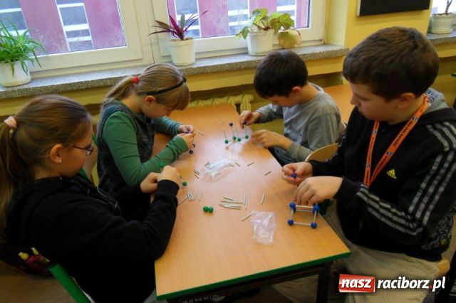 Zdjęcie w galerii na portalu naszraciborz.pl: Banany w czekoladzie, banki słów...  wiadomości z regionu