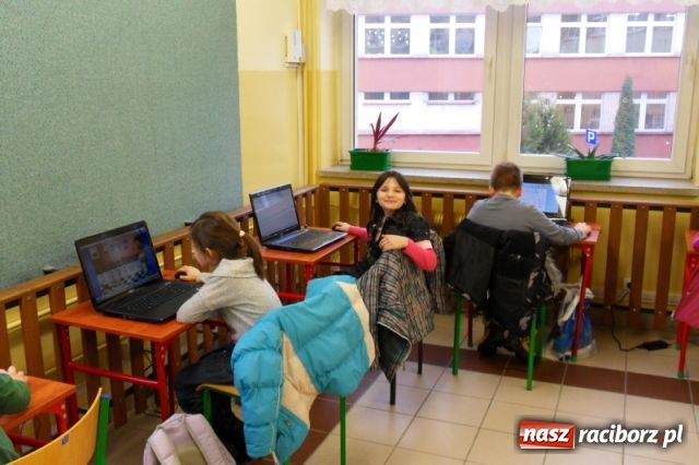 Zdjęcie w galerii na portalu naszraciborz.pl: Banany w czekoladzie, banki słów...  wiadomości z regionu