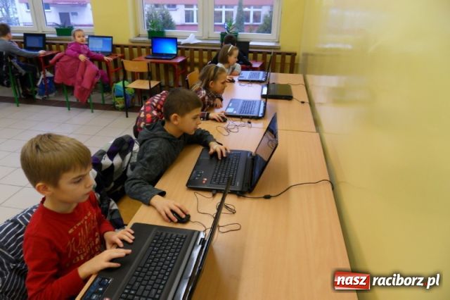 Zdjęcie w galerii na portalu naszraciborz.pl: Banany w czekoladzie, banki słów...  wiadomości z regionu