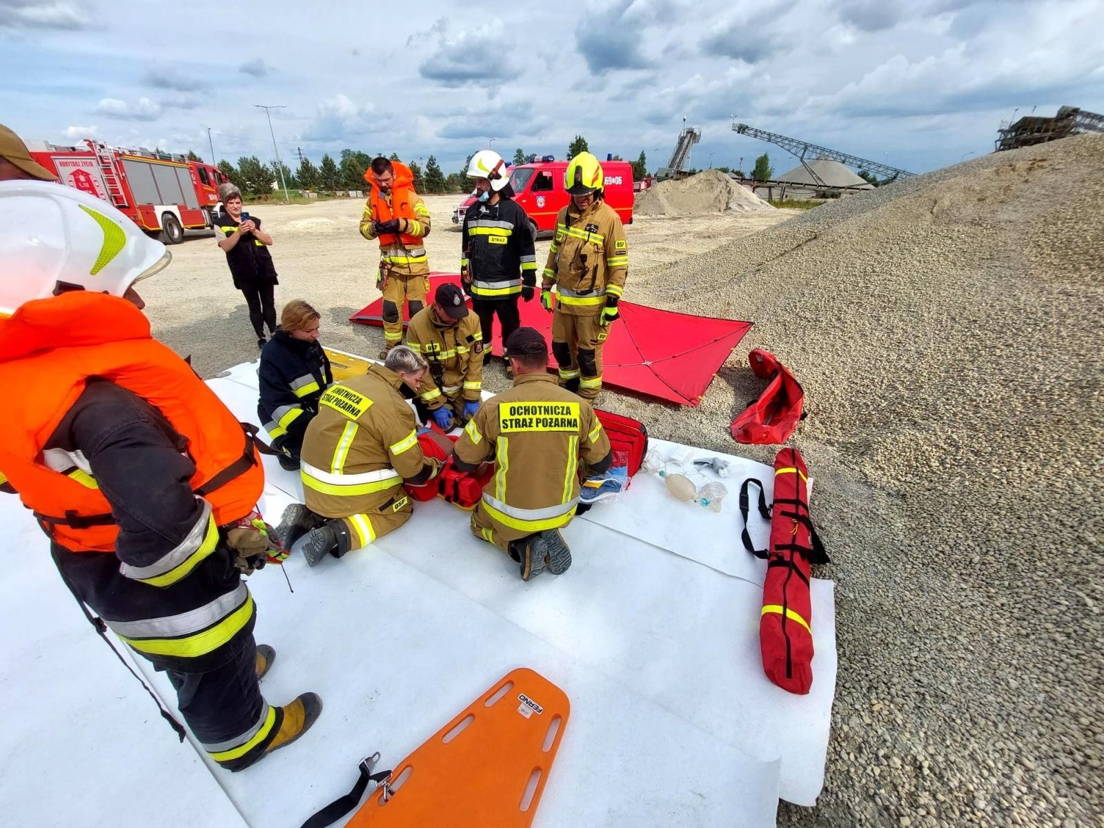 Zdjęcie w galerii na portalu naszraciborz.pl: PIASKOWNIA 2023 - jednostki z gm. Kuźnia Raciborska ćwiczyły na terenie kopalni wiadomości z regionu