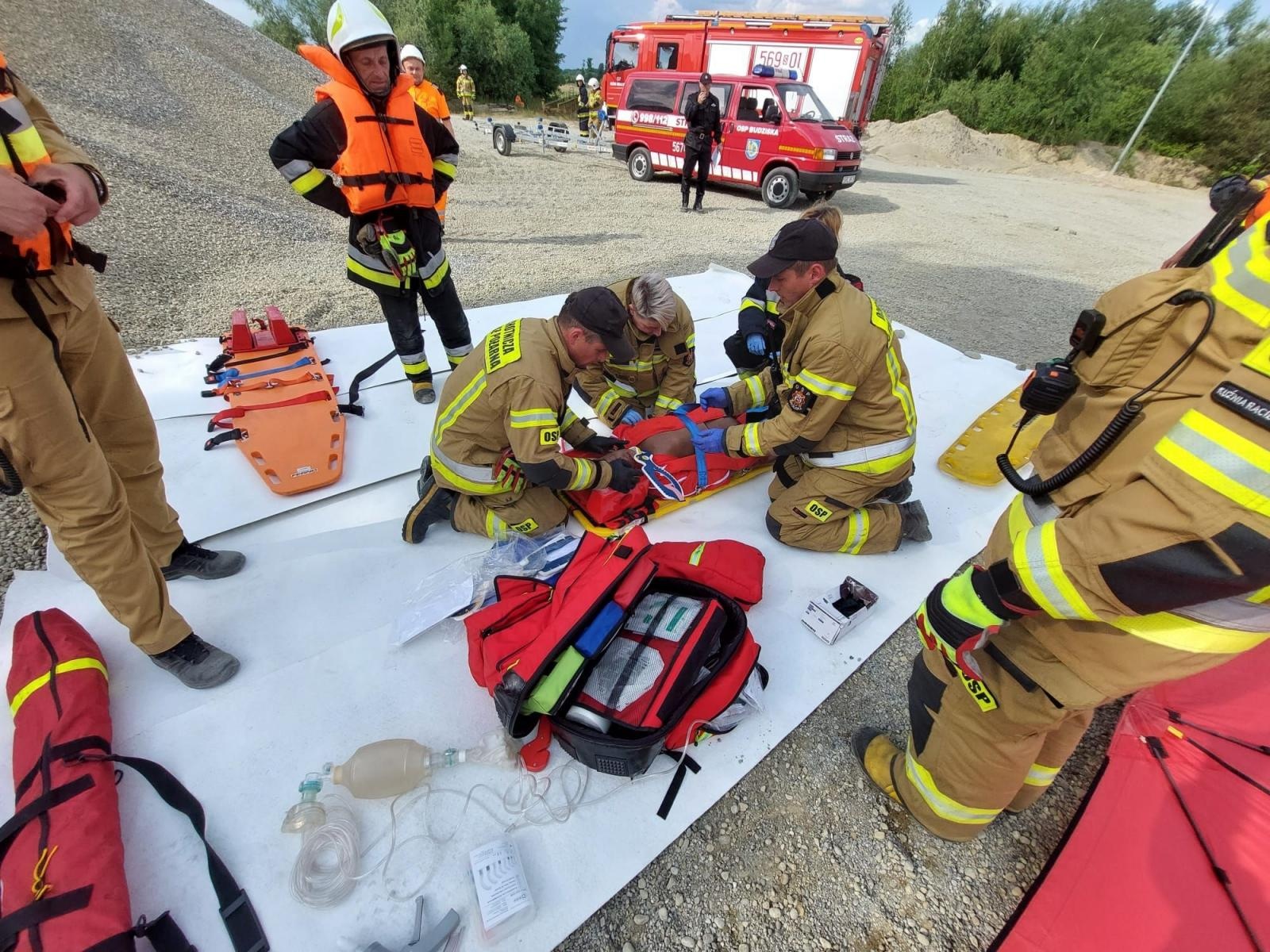 Zdjęcie w galerii na portalu naszraciborz.pl: PIASKOWNIA 2023 - jednostki z gm. Kuźnia Raciborska ćwiczyły na terenie kopalni wiadomości z regionu