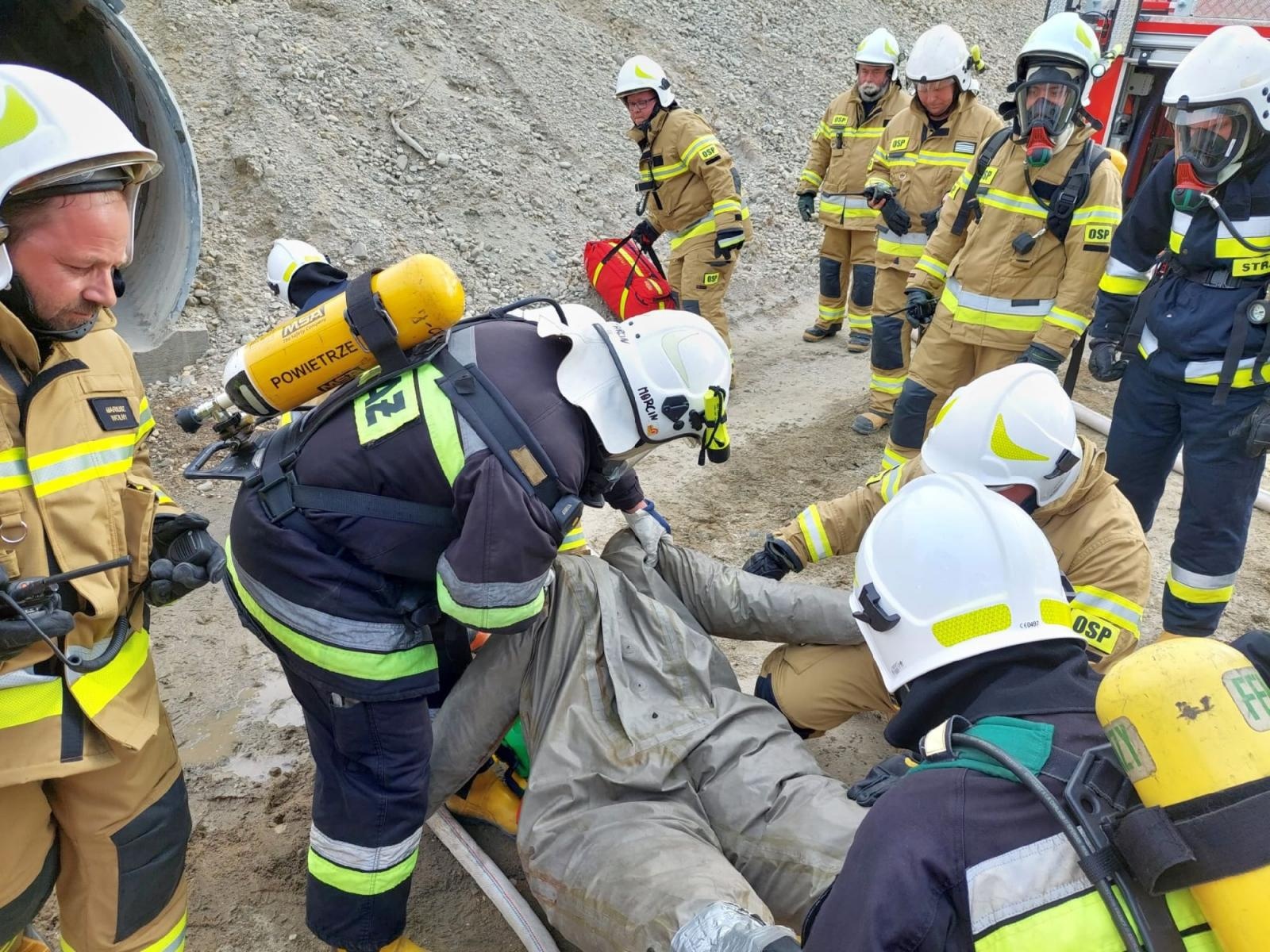 Zdjęcie w galerii na portalu naszraciborz.pl: PIASKOWNIA 2023 - jednostki z gm. Kuźnia Raciborska ćwiczyły na terenie kopalni wiadomości z regionu