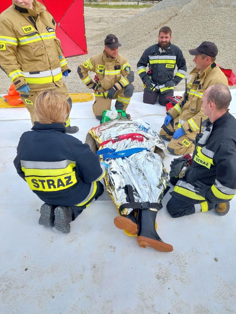 Zdjęcie w galerii na portalu naszraciborz.pl: PIASKOWNIA 2023 - jednostki z gm. Kuźnia Raciborska ćwiczyły na terenie kopalni wiadomości z regionu