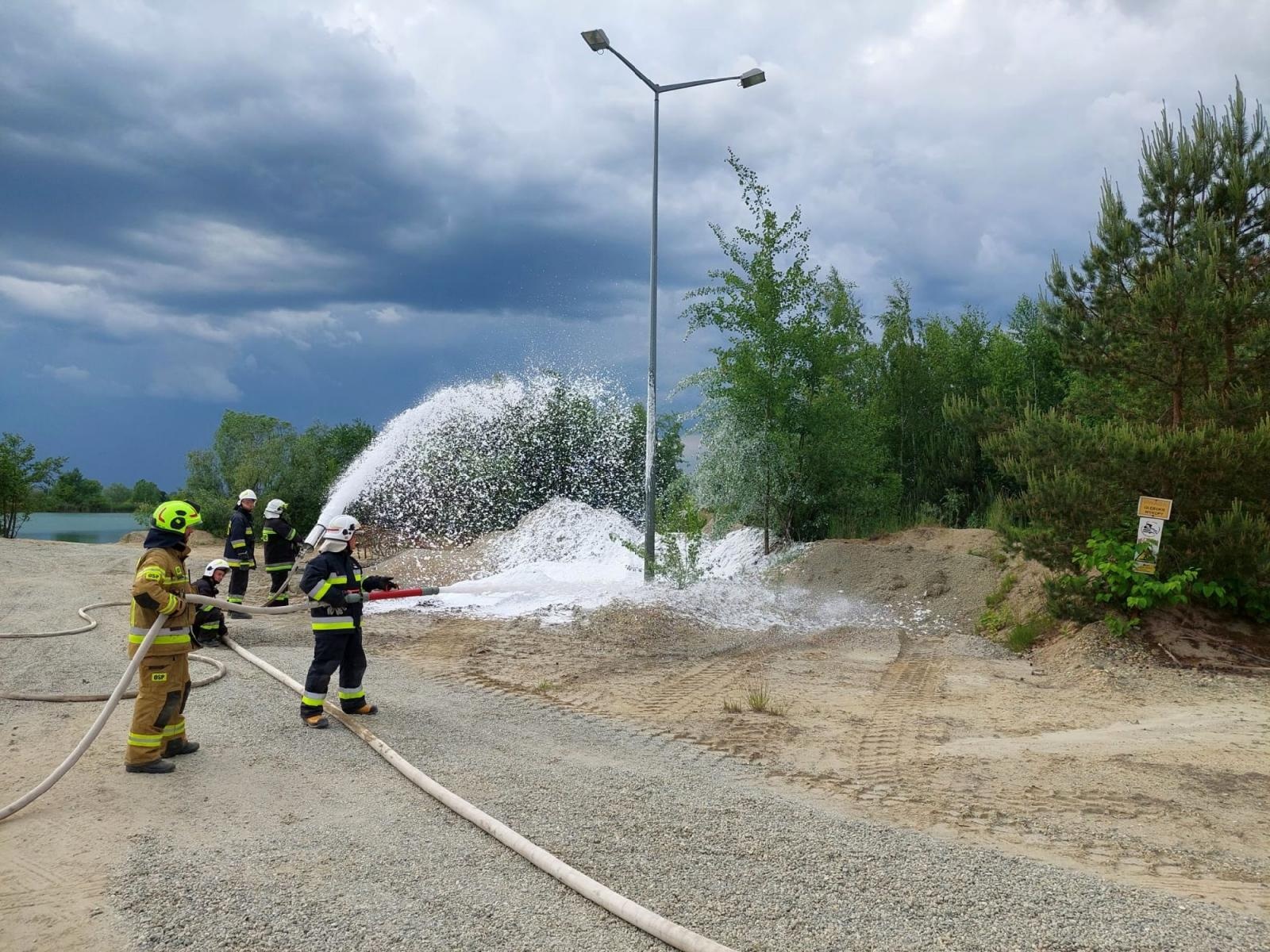 Zdjęcie w galerii na portalu naszraciborz.pl: PIASKOWNIA 2023 - jednostki z gm. Kuźnia Raciborska ćwiczyły na terenie kopalni wiadomości z regionu