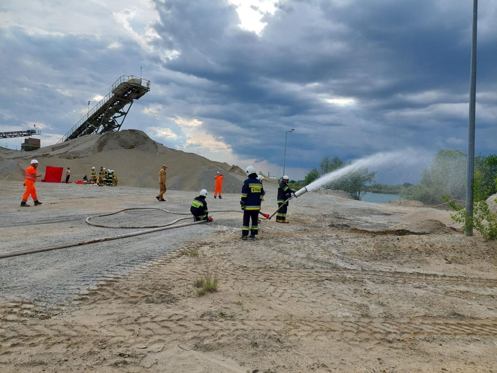Zdjęcie w galerii na portalu naszraciborz.pl: PIASKOWNIA 2023 - jednostki z gm. Kuźnia Raciborska ćwiczyły na terenie kopalni wiadomości z regionu