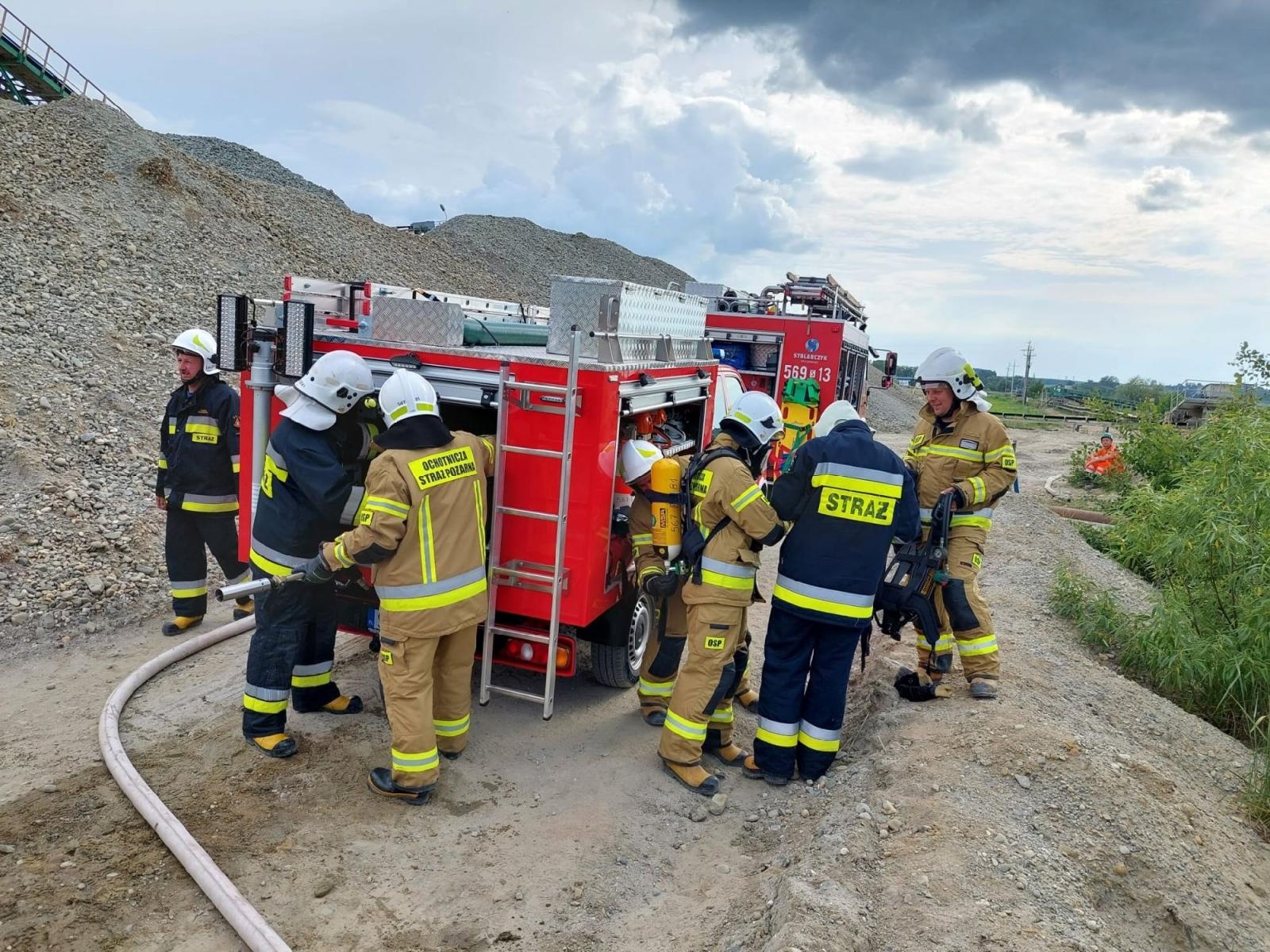 Zdjęcie w galerii na portalu naszraciborz.pl: PIASKOWNIA 2023 - jednostki z gm. Kuźnia Raciborska ćwiczyły na terenie kopalni wiadomości z regionu
