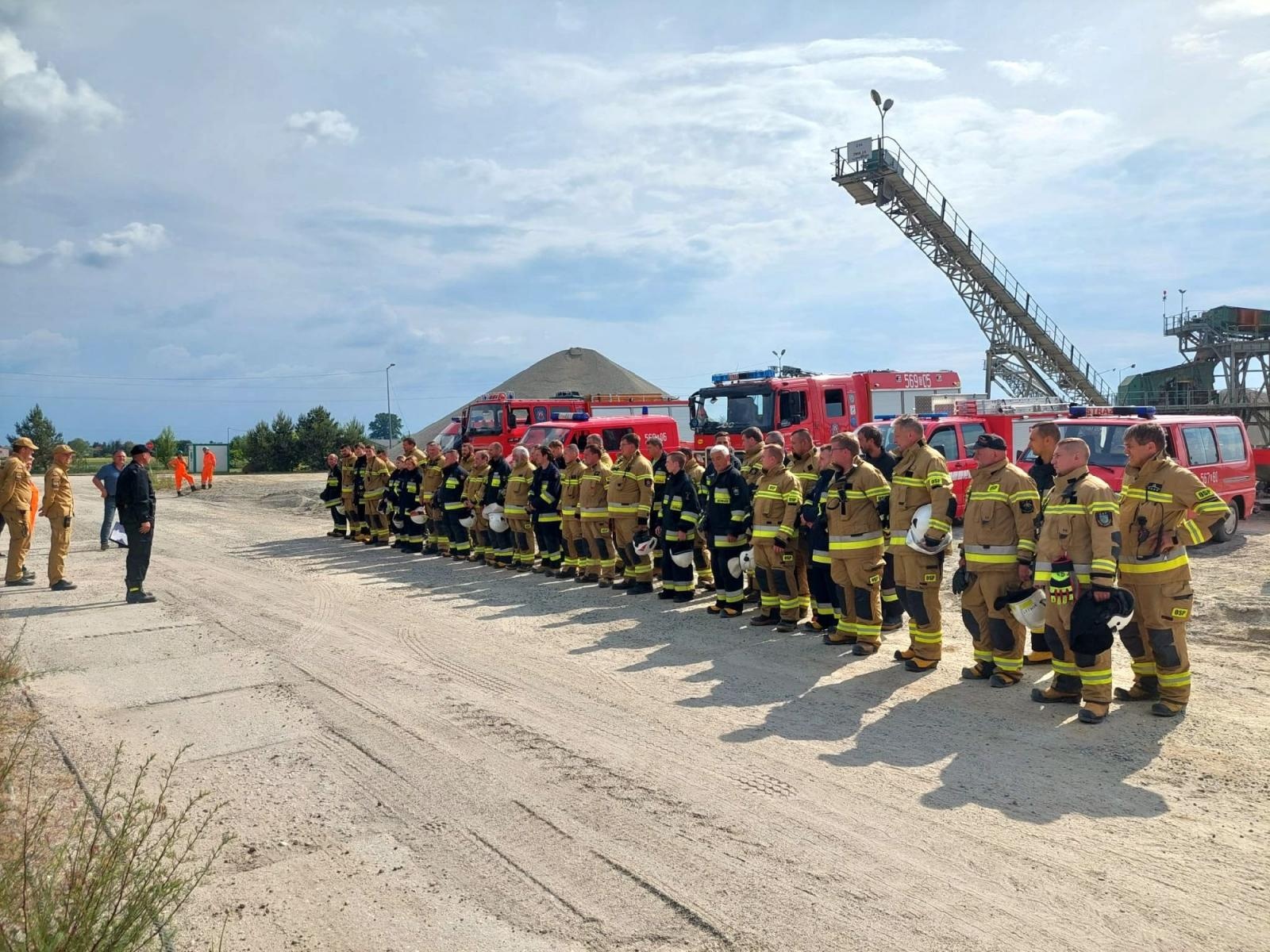 Zdjęcie w galerii na portalu naszraciborz.pl: PIASKOWNIA 2023 - jednostki z gm. Kuźnia Raciborska ćwiczyły na terenie kopalni wiadomości z regionu