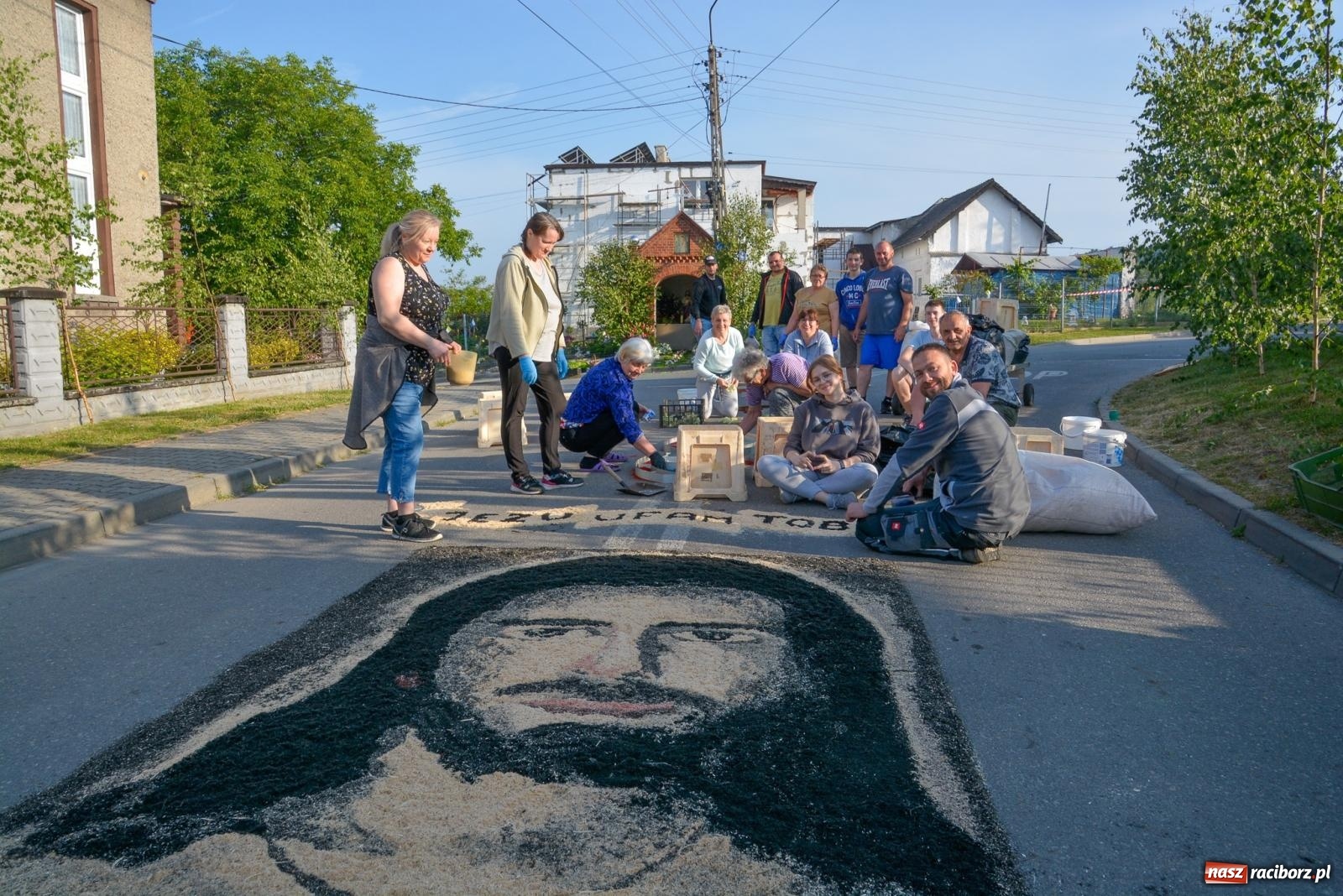 Zdjęcie w galerii na portalu naszraciborz.pl: Dywany w Brzeziu to prawdziwe dzieła sztuki. Tak powstawały [FOTO i WIDEO] wiadomości z regionu