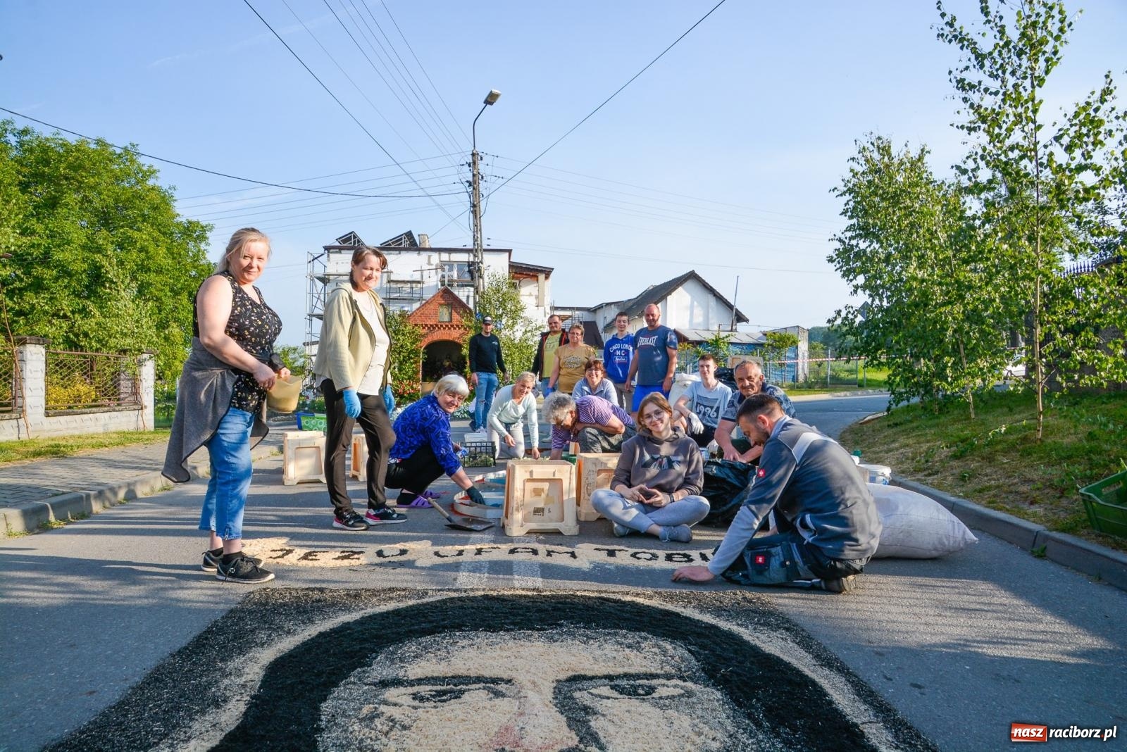 Zdjęcie w galerii na portalu naszraciborz.pl: Dywany w Brzeziu to prawdziwe dzieła sztuki. Tak powstawały [FOTO i WIDEO] wiadomości z regionu
