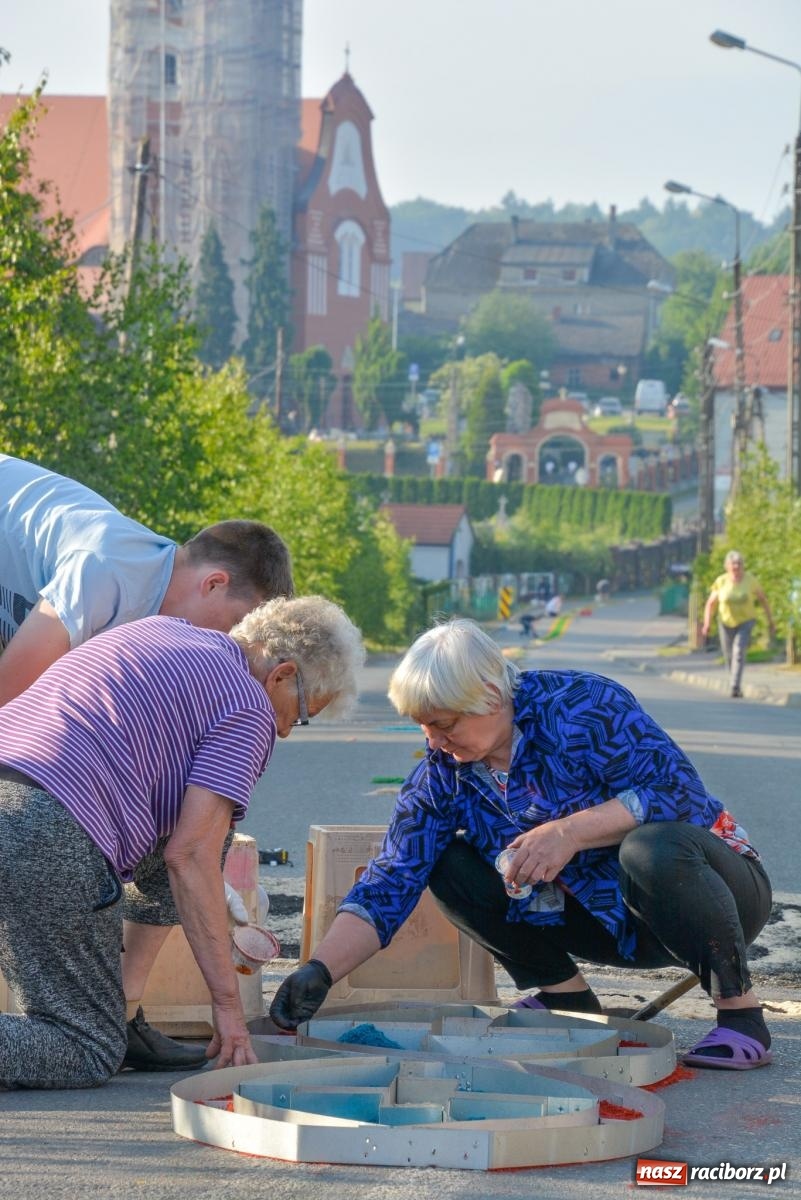 Zdjęcie w galerii na portalu naszraciborz.pl: Dywany w Brzeziu to prawdziwe dzieła sztuki. Tak powstawały [FOTO i WIDEO] wiadomości z regionu